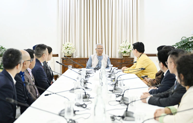 প্রধান উপদেষ্টা প্রফেসর ড. মুহাম্মদ ইউনূসের সাথে গত ২৮ জানুয়ারি ঢাকায় রাষ্ট্রীয় অতিথিভবন যমুনায় চায়না-বাংলাদেশ পার্টনারশিপ ফোরামের একটি প্রতিনিধিদল সাক্ষাৎ করেন। ছবি: পিআইডি