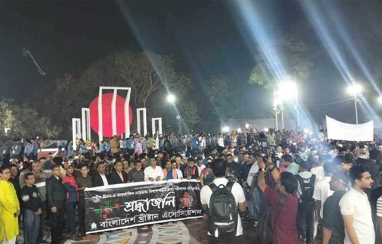 যারা আমাদের প্রিয় মাতৃভাষার জন্য জীবন উৎসর্গ করেছেন, বুকের তাজা রক্তে রাজপথ রঞ্জিত করেছেন, সেই বীর মৃত্যুঞ্জয়ী ভাষা শহীদদের প্রতি বাঙালি জাতি আজ অতল শ্রদ্ধায় অবনত হয়েছে।