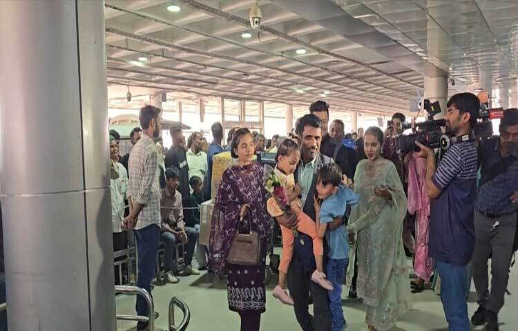 মধ্যপ্রাচ্যের চলমান পরিস্থিতির মধ্যে প্রবাসী বাংলাদেশিদের সঙ্গে বিমান বাংলাদেশ এয়ারলাইন্সের ২৭ জন ফ্লাইট ক্রুকে ফিরিয়ে এনেছে ইউএস-বাংলা। বিমানের ফ্লাইট ক্রুরা ২৮ ফেব্রুয়ারি থেকে গত পাঁচ দিন সংযুক্ত আরব আমিরাতে আটকে ছিলেন।