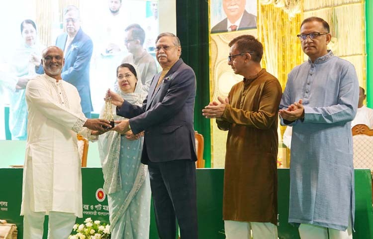 রাষ্ট্রপতি মো. সাহাবুদ্দিন আজ রাজধানীর ওসমানী স্মৃতি মিলনায়তনে জাতীয় পাট দিবস ২০২৬ উপলক্ষে আয়োজিত অনুষ্ঠানে পাটখাতের উন্নয়নে অসামান্য অবদানের জন্য বিভিন্ন ক্যাটেগরিতে ব্যক্তি ও প্রতিষ্ঠানকে সম্মাননা ক্রেস্ট প্রদান করেন। ছবি: পিআইডি