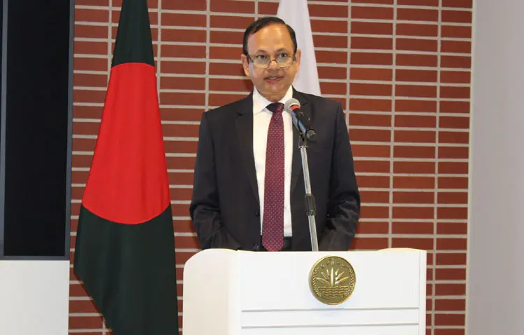 জাপানে নিযুক্ত বাংলাদেশের রাষ্ট্রদূত মো. দাউদ আলী আজ জাপানের টোকিওতে বাংলাদেশ দূতাবাসে বাংলাদেশি রপ্তানি পণ্যের বাজার সম্প্রসারণ ও বিনিয়োগ বৃদ্ধির লক্ষ্যে ‌‘বাংলাদেশ বিজনেস সেমিনার’-এ প্রধান অতিথির বক্তৃতা করেন। ছবি: পিআইডি