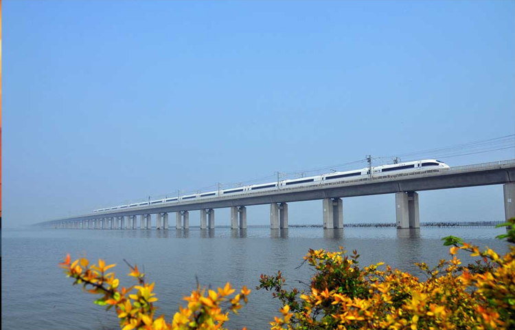 পূর্ব চীনের চিয়াংসু প্রদেশের সাংহাই এবং নানজিং-এর মধ্যবর্তী রেল লাইনে অবস্থিত দায়াং-কুনশান গ্র্যান্ড ব্রিজ। এটি ছাং চিয়াং নদীর বদ্বীপ এলাকায় অবস্থিত যেখানকার ভূপ্রকৃতিকে নিম্নভূমির ধানীজমি, খাল, নদী এবং হ্রদ হিসেবে চিহ্নিত করা হয়। ১০০ মাইলের বেশি (১৬৫ কি.মি.) দৈর্ঘ্যের এ সেতুটি পৃথিবীর দীর্ঘতম সেতু। সাড়ে ৮০০ কোটি ডলার ব্যয়ে নির্মিত এ সেতুটি চালু করা হয় ২০১১ সালে। ছবি: সংগৃহীত