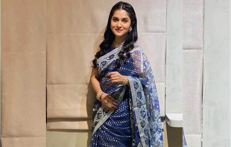 মিথিলা শুধু দেশের মধ্যেই নয়, আলোচিত ওপার বাংলাতেও। ওপার বাংলার জনপ্রিয় পরিচালক সৃজিত মুখোপাধ্যায়কে বিয়ের পর সেখানেও থাকেন আলোচনার কেন্দ্রে। ছবি: ফেসবুক থেকে