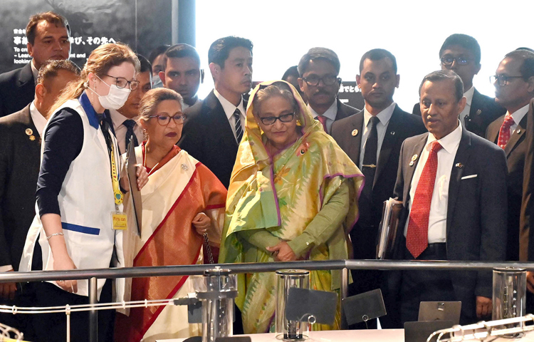 বাংলাদেশের প্রধানমন্ত্রী শেখ হাসিনা জাপানিজ ন্যাশনাল মিউজিয়াম অব ইমার্জিং সায়েন্স অ্যান্ড ইনোভেশন পরিদর্শন করেছেন। আজ তিনি জাদুঘরে পৌঁছলে তাকে উষ্ণ অভ্যর্থনা জানানো হয়। ছবি: পিআইডি
