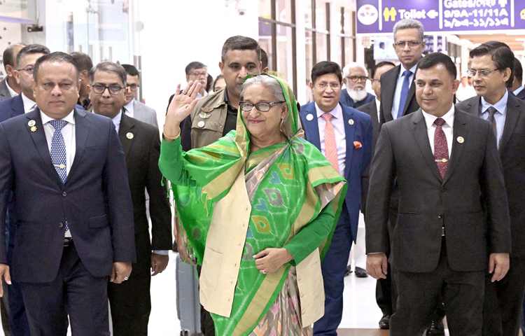 প্রধানমন্ত্রী শেখ হাসিনা কাতারে তিনদিনের সরকারি সফর শেষে দেশে ফিরেছেন। আজ সকালে তাকে বহনকারী ফ্লাইটটি হযরত শাহজালাল আন্তর্জাতিক বিমানবন্দরে অবতরণ করে। ছবি: পিআইডি