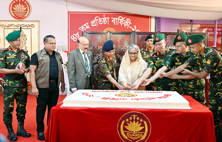 ‘উন্নয়ন সহযোগীদের কাছ থেকে অর্থ ধার নিই, হাত পাতি না’ বলে উল্লেখ করেছেন প্রধানমন্ত্রী শেখ হাসিনা। আজ দুপুরে প্রেসিডেন্ট গার্ড রেজিমেন্টের ৪৮তম প্রতিষ্ঠাবার্ষিকীর অনুষ্ঠানে তিনি এ কথা বলেন। ছবি: পিআইডি