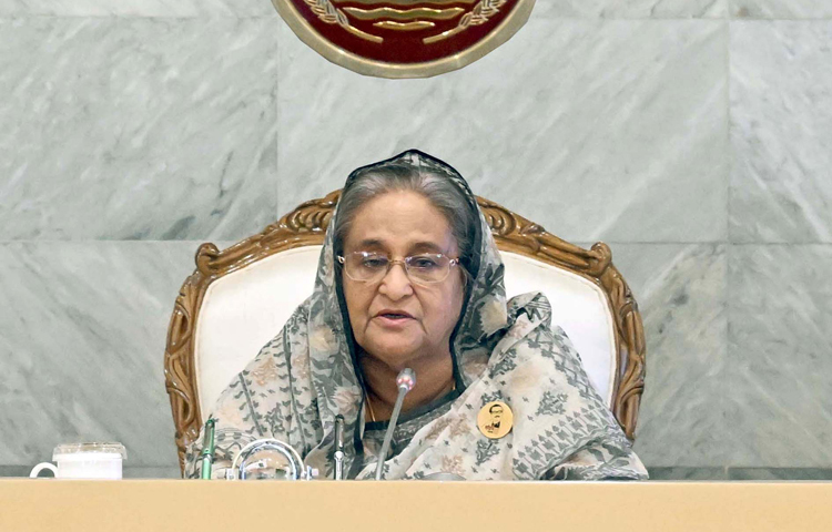 ডিজিটাল বাংলাদেশ নিয়ে যারা সমালোচনা করেছিল; তারাই এখন সবচেয়ে বেশি সুবিধা নিচ্ছে বলে মন্তব্য করেছেন প্রধানমন্ত্রী শেখ হাসিনা। আজ প্রধানমন্ত্রীর কার্যালয়ের মন্ত্রিপরিষদ কক্ষে আয়োজিত ‘স্মার্ট বাংলাদেশ টাস্কফোর্স’র সভায় তিনি এ কথা বলেন। ছবি: পিআইডি