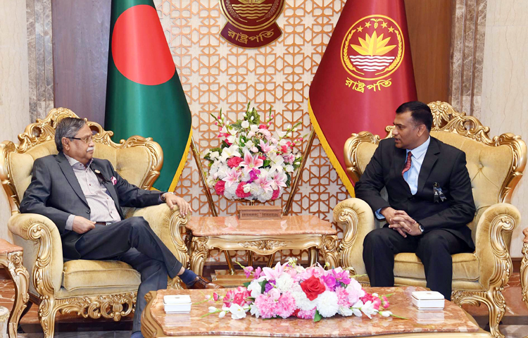 রাষ্ট্রপতি মো. সাহাবুদ্দিনের সঙ্গে বঙ্গভবনে লেবাননে নিযুক্ত বাংলাদেশের রাষ্ট্রদূত এয়ার ভাইস মার্শাল জাভেদ তানভীর খান সাক্ষাৎ করেন। ছবি: পিআইডি