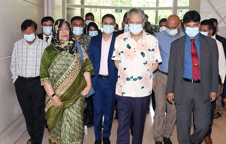 রাষ্ট্রপতি মো. সাহাবুদ্দিন হাসপাতাল থেকে আজ তার আবাসস্থলে ফিরেছেন। তিনি সিঙ্গাপুরের ন্যাশনাল ইউনিভার্সিটি হাসপাতালে চিকিৎসা নিচ্ছেন। তার সঙ্গে স্ত্রী ড. রেবেকা সুলতানা এবং সংশ্লিষ্ট সচিবরা রয়েছেন। ছবি: পিআইডি