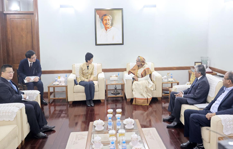 আজ সকালে গণভবনে প্রধানমন্ত্রী শেখ হাসিনার সঙ্গে চীনের আন্তর্জাতিক বিভাগের কেন্দ্রীয় কমিটির উপমন্ত্রী মিস সুন হাইয়ানের নেতৃত্বে চীনা প্রতিনিধিদল সৌজন্য সাক্ষাৎ করেন। ছবি: ইয়াসিন কবির জয়