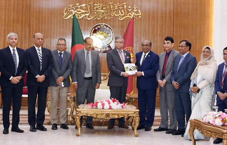 রাষ্ট্রপতি মো. সাহাবুদ্দিনের কাছে আজ বঙ্গভবনে বাংলাদেশ সরকারি কর্ম কমিশনের চেয়ারম্যান মো. সোহরাব হোসাইনের নেতৃত্বে প্রতিনিধিদল কমিশনের বার্ষিক প্রতিবেদন ২০২৩ হস্তান্তর করেন। ছবি: পিআইডি