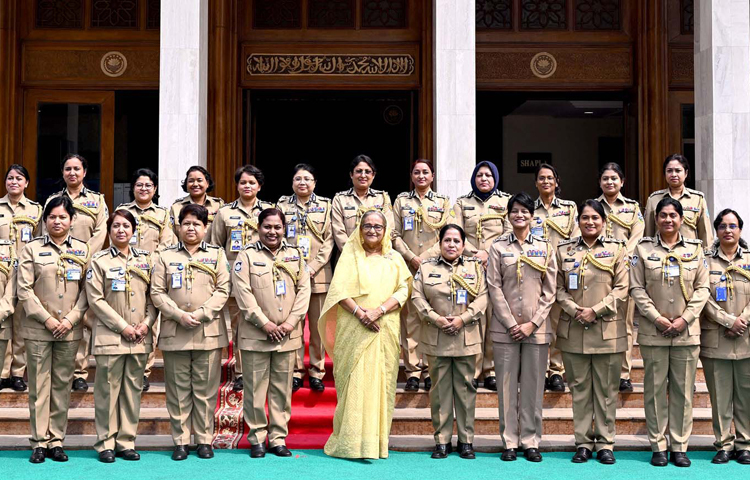 প্রযুক্তিনির্ভর অপরাধ দমনেও পুলিশকে প্রস্তুত হতে নির্দেশ দিয়েছেন প্রধানমন্ত্রী শেখ হাসিনা। তিনি বলেন, ‘প্রযুক্তির উৎকর্ষের সঙ্গে নতুন নতুন অপরাধ দেখা দিচ্ছে। যথাযথভাবে সেগুলো দমনে পুলিশকে প্রস্তুত থাকতে হবে।’ আজ প্রধানমন্ত্রীর কার্যালয়ে পুলিশের ঊর্ধ্বতন কর্মকর্তাদের উদ্দেশে দেওয়া ভাষণে তিনি এ কথা বলেন। ছবি: পিআইডি