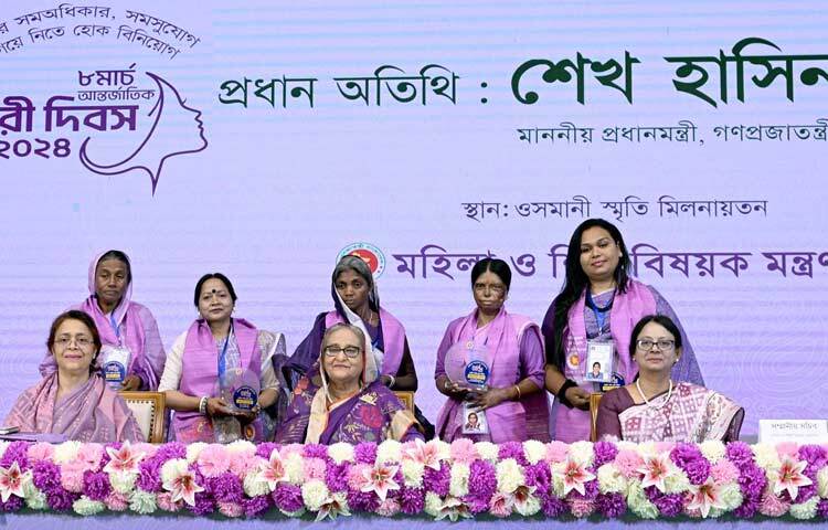 হাজারো বাধা-বিপত্তি উপেক্ষা করে এগিয়ে যাওয়ায় জাতীয় পর্যায়ে শ্রেষ্ঠ পাঁচজন জয়িতাকে (অদম্য নারী) সম্মাননা দেওয়া হয়েছে। আজ রাজধানীর ওসমানী স্মৃতি মিলনায়তনে আন্তর্জাতিক নারী দিবস উপলক্ষে তাদের সম্মাননা তুলে দেন প্রধানমন্ত্রী শেখ হাসিনা। ছবি: পিআইডি