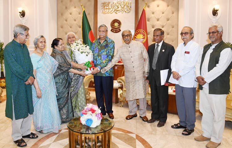 রাষ্ট্রপতি মো. সাহাবুদ্দিন মুক্তিযুদ্ধ ও সাম্প্রদায়িক সম্প্রীতির চেতনা তৃণমূল পর্যায়ে ছড়িয়ে দিতে দলমত নির্বিশেষে মুক্তিযুদ্ধের পক্ষের সব শক্তিকে একযোগে কাজ করার আহ্বান জানিয়েছেন। বঙ্গভবনে একাত্তরের ঘাতক দালাল নির্মূল কমিটির সভাপতি শাহরিয়ার কবিরের নেতৃত্বে প্রতিনিধিদল সাক্ষাৎকালে রাষ্ট্রপতি এ আহ্বান জানান। ছবি: সংগৃহীত