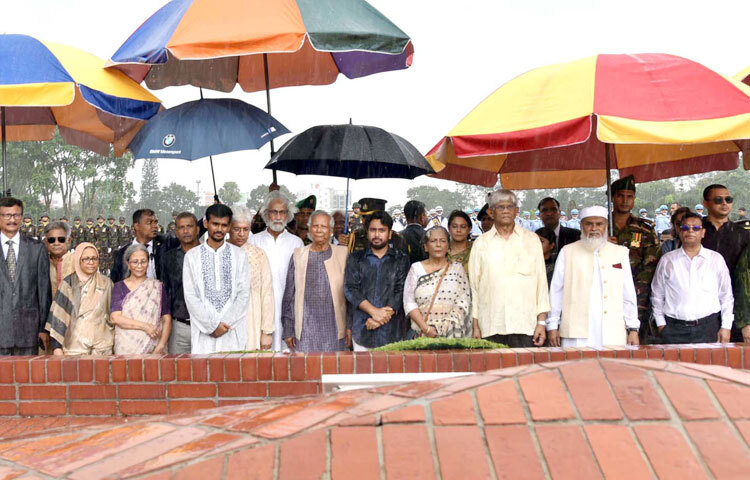 অন্তর্বর্তীকালীন সরকারের প্রধান উপদেষ্টা ড. মুহাম্মদ ইউনূস উপদেষ্টাদের সাথে নিয়ে আজ সকাল ৯টা ৫৫ মিনিটে সাভারে জাতীয় স্মৃতিসৌধে পুষ্পস্তবক অর্পণ করে মহান মুক্তিযুদ্ধে শহীদদের প্রতি শ্রদ্ধা নিবেদন শেষে এক মিনিট নীরবতা পালন করেন। ছবি: পিআইডি