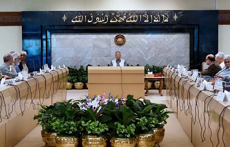 প্রধান উপদেষ্টা প্রফেসর মুহাম্মদ ইউনূস আজ ঢাকার তেজগাঁওয়ে তাঁর কার্যালয়ে উপদেষ্টা পরিষদের বৈঠকে সভাপতিত্ব করেন। ছবি: পিআইডি