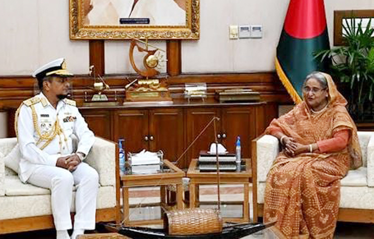 প্রধানমন্ত্রী শেখ হাসিনার সঙ্গে সৌজন্য সাক্ষাৎ করেছেন নবনিযুক্ত নৌবাহিনী প্রধান ভাইস অ্যাডমিরাল এম নাজমুল হাসান। আজ প্রধানমন্ত্রীর সরকারি বাসভবন গণবভনে এ সাক্ষাৎ অনুষ্ঠিত হয়। ছবি- সংগৃহিত