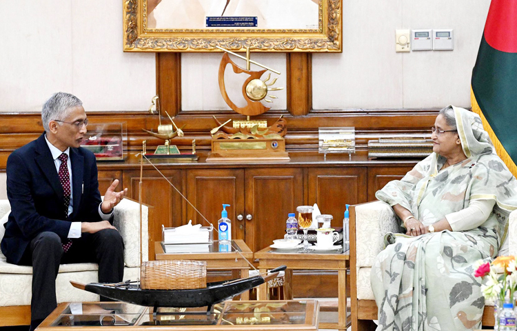 আজ প্রধানমন্ত্রী শেখ হাসিনার সঙ্গে তাঁর সরকারি বাসভবন গণভবনে সৌজন্য সাক্ষাৎ করেন বিশ্বব্যাংকের নির্বাহী পরিচালক পরমেশ্বরন আইয়ার। ছবি: পিআইডি