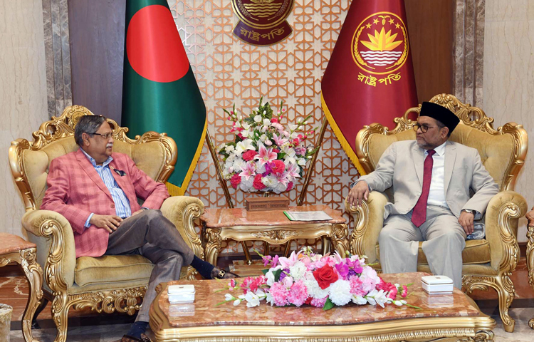 আজ বঙ্গভবনে রাষ্ট্রপতি মো. সাহাবুদ্দিনের সঙ্গে সাক্ষাৎ করেছেন বিদায়ী প্রধান বিচারপতি হাসান ফয়েজ সিদ্দিকী। সাক্ষাৎকালে প্রধান বিচারপতি দায়িত্ব পালনকালে সার্বিক সহযোগিতার জন্য রাষ্ট্রপতির প্রতি কৃতজ্ঞতা জানান। ছবি: পিআইডি