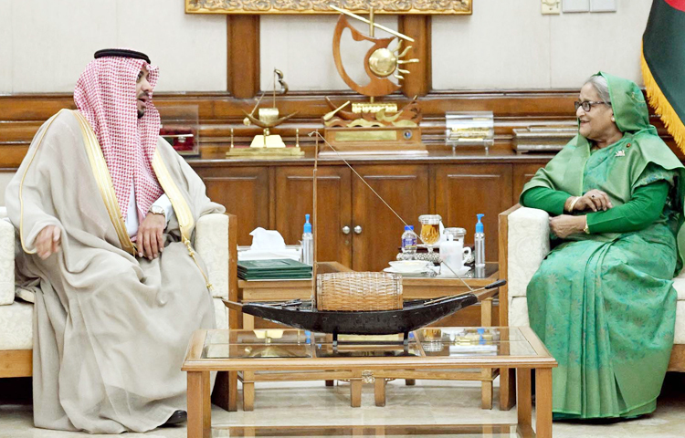 প্রধানমন্ত্রী শেখ হাসিনার সঙ্গে আজ তার সরকারি বাসভবন গণভবনে বাংলাদেশে নিযুক্ত সৌদি রাষ্ট্রদূত এসা ইউসুফ এসা আলদুহাইলান সৌজন্য সাক্ষাৎ করেন। ছবি: পিআইডি