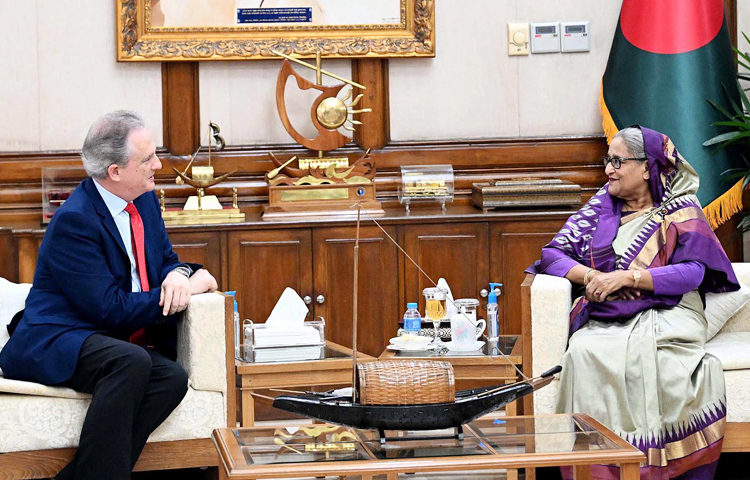 প্রধানমন্ত্রী শেখ হাসিনা বলেছেন, পারস্পরিক স্বার্থে বাংলাদেশের যে কোনো খাতে স্পেনের বিনিয়োগকে স্বাগত জানানো হবে। আজ স্পেনের রাষ্ট্রদূত ফ্রান্সিসকো ডি অ্যাসিস বেনিতেজ সালাস গণভবনে প্রধানমন্ত্রীর সঙ্গে বিদায়ী সাক্ষাৎ করতে এলে প্রধানমন্ত্রী এ কথা বলেন। ছবি: পিআইডি