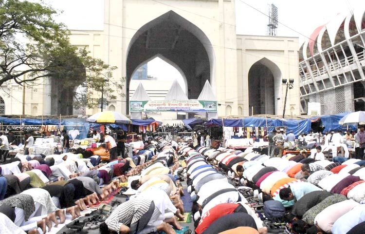 পবিত্র জুমাতুল বিদা উপলক্ষে বেলা ১১টা থেকে মুসল্লিরা জাতীয় মসজিদ বায়তুল মোকাররমে আসতে শুরু করেন। দুপুর ১২টার আগেই পূর্ণ হয়ে যায় মসজিদের ভেতরের মূল অংশ। ছবি: বিপ্লব দিক্ষিৎ