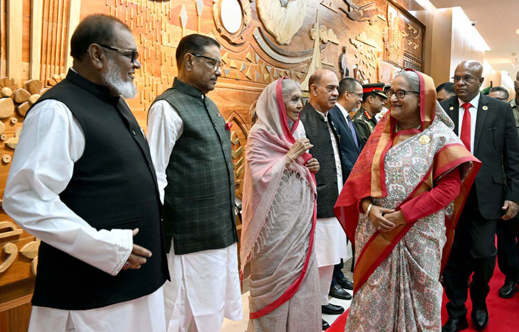 প্রধানমন্ত্রী শেখ হাসিনা ভারতের প্রধানমন্ত্রী নরেন্দ্র মোদীর আমন্ত্রণে দুদিনের রাষ্ট্রীয় সফরে নয়াদিল্লির উদ্দেশ্যে ঢাকা ছাড়েন। আজ দুপুর ২টা ৮ মিনিটে প্রধানমন্ত্রী ও তার সফরসঙ্গীদের নিয়ে বাংলাদেশ বিমানের একটি বিশেষ ফ্লাইট হযরত শাহজালাল আন্তর্জাতিক বিমানবন্দর থেকে দিল্লির উদ্দেশ্যে যাত্রা করে। ছবি: পিআইডি