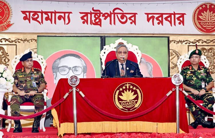 রাষ্ট্রপতি মো. সাহাবুদ্দিন আজ ঢাকা সেনানিবাসে পিজিআর সদর দপ্তরে প্রেসিডেন্ট গার্ড রেজিমেন্টের ৪৯তম প্রতিষ্ঠাবার্ষিকী অনুষ্ঠানে ভাষণ প্রদান করেন। ছবি: পিআইডি