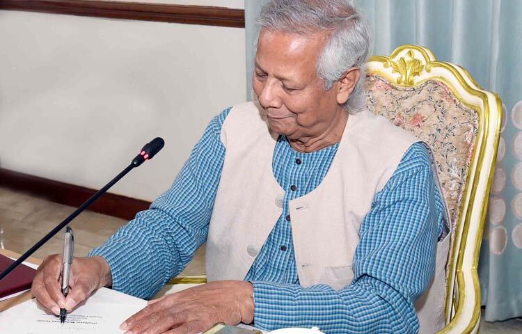 প্রধান উপদেষ্টা ড. মুহাম্মদ ইউনূস আজ ঢাকায় রাষ্ট্রীয় অতিথি ভবন যমুনায় ২০০৬ সালের ২০ ডিসেম্বর নিউইয়র্কে গৃহীত বলপ্রয়োগকৃত নিখোঁজ সব ব্যক্তির সুরক্ষার জন্য আন্তর্জাতিক কনভেনশন সনদে স্বাক্ষর করেন। ছবি: পিআইডি