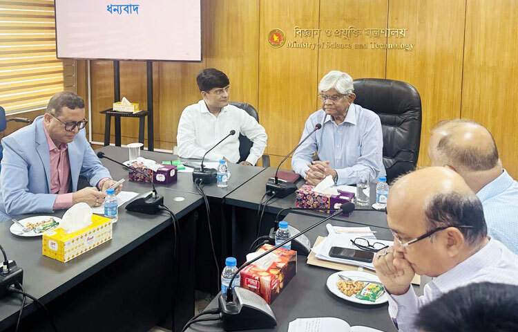 বিজ্ঞান ও প্রযুক্তি উপদেষ্টা ড. সালেহউদ্দিন আহমেদ আজ মন্ত্রণালয়ের সভাকক্ষে কর্মকর্তাদের সঙ্গে মতবিনিময় করেন। ছবি: পিআইডি