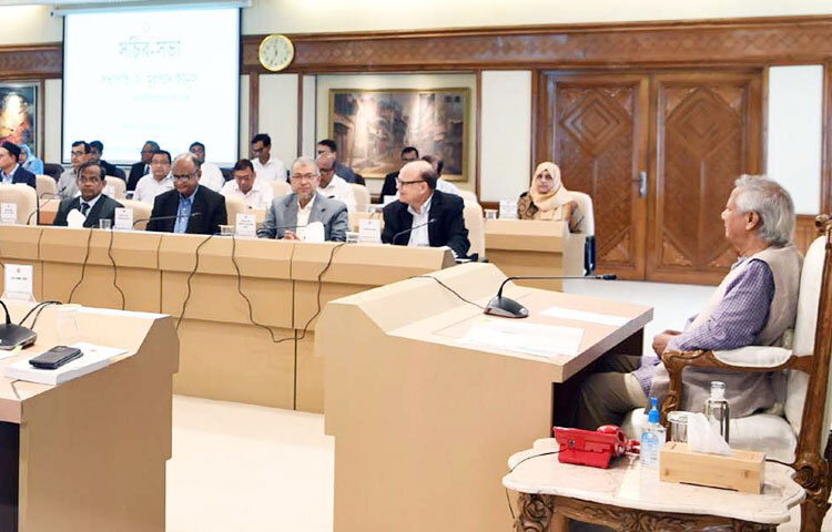 অন্তর্বর্তী সরকারের প্রধান উপদেষ্টা ড. মুহাম্মদ ইউনূস আজ তার কার্যালয়ে সচিব সভায় সভাপতিত্ব করেন। ছবি: পিআইডি