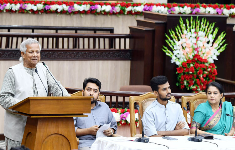 অন্তর্বর্তী সরকারের প্রধান উপদেষ্টা ড. মুহাম্মদ ইউনূস আজ তেজগাঁওয়ে তাঁর কার্যালয়ে বৈষম্যবিরোধী ছাত্র আন্দোলনের শিক্ষার্থীদের সঙ্গে মতবিনিময় করেন। ছবি: পিআইডি