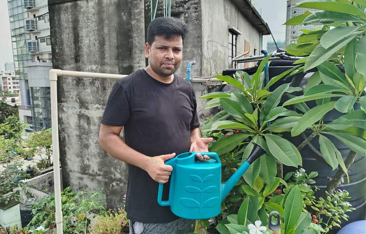 তিনি বলেন, ‘আমি আসলে ভাড়াটিয়া, বাড়িওয়ালা নই। তবে এই বাগানের মাধ্যমে আমি গাছপালার প্রতি আমার ভালোবাসা প্রকাশ করছি। গাছ মানুষের জন্য কতটা গুরুত্বপূর্ণ, তা কেবল গাছ ও মানুষই জানে। গাছ আমাদের কার্বন-ডাই-অক্সাইড নেয় এবং অক্সিজেন দেয়। শহরের পরিবেশে অভ্যস্ত হতে কষ্ট হচ্ছিল, এজন্য আমি ছাদ বাগান শুরু করি।’ ছবি: মামুনূর রহমান হৃদয়