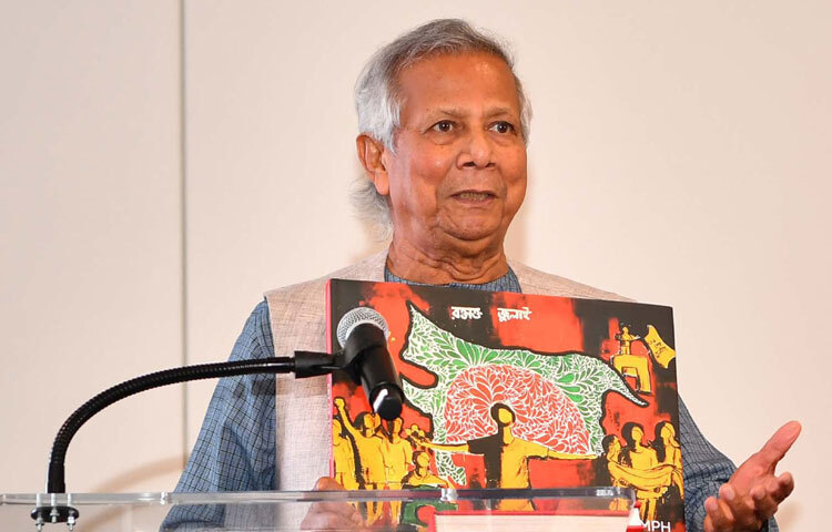 প্রধান উপদেষ্টা প্রফেসর মুহাম্মদ ইউনূস গতকাল নিউইয়র্কে জাতিসংঘ সদরদপ্তরে জাতিসংঘে বাংলাদেশের সদস্যপদ লাভের ৫০তম বার্ষিকীর অভ্যর্থনায় বিপ্লবের পরে বাংলাদেশি শিক্ষার্থীদের আঁকা দেওয়াল চিত্রের ওপর একটি আর্ট বই প্রদর্শন করেন। ছবি: পিআইডি