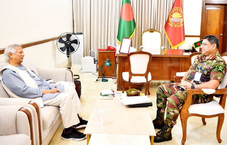 প্রধান উপদেষ্টা প্রফেসর ড. মুহাম্মদ ইউনূসের সাথে আজ ঢাকায় রাষ্ট্রীয় অতিথি ভবন যমুনায় সেনাবাহিনী প্রধান জেনারেল ওয়াকার-উজ-জামান সাক্ষাৎ করেন। ছবি: পিআইডি