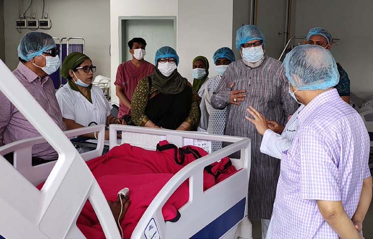 বিদ্যুৎ, জ্বালানি ও খনিজ সম্পদ উপদেষ্টা মুহাম্মদ ফাওজুল কবির খান আজ ঢাকা মেডিকেল কলেজ হাসপাতালের বার্ন ইউনিটে চিকিৎসাধীন বিদ্যুৎস্পৃষ্টে আহত বিদ্যুৎকর্মীর খোঁজখবর নেন। ছবি: পিআইডি