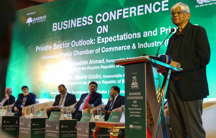 রাজধানীর একটি হোটেলে আজ ঢাকা চেম্বার অব কমার্স অ্যান্ড ইন্ডাস্ট্রি (ডিসিসিআই) আয়োজিত ‘প্রাইভেট সেক্টর আউটলুক: প্রত্যাশা ও অগ্রাধিকার’ শীর্ষক বাণিজ্য সম্মেলনে প্রধান অতিথির বক্তব্য দেন অন্তর্বর্তী সরকারের অর্থ উপদেষ্টা ড. সালেহউদ্দিন আহমেদ। ছবি: জাগো নিউজ