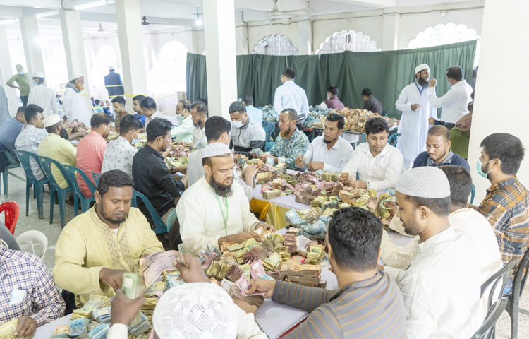 তিন মাস ১৪ দিন পর ৩০ নভেম্বর সকালে পাগলা মসজিদের দানবাক্সগুলো খোলা হয়। এরমধ্যে ১০টি দানবাক্স ও একটি ট্রাঙ্ক ছিল। এতে পাওয়া যায় ২৯ বস্তা টাকা। পরে মসজিদ কমপ্লেক্সের দুই তলায় নিয়ে টাকা গণনার কাজ শুরু হয়। ছবি: এসকে রাসেল