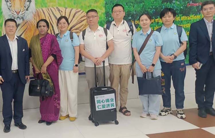 রাজধানীর উত্তরায় মাইলস্টোন স্কুল অ্যান্ড কলেজ ভবনে বিমান বিধ্বস্তের ঘটনায় আহতদের উন্নত চিকিৎসার জন্য চীন থেকে একটি বিশেষজ্ঞ চিকিৎসক দল বৃহস্পতিবার ঢাকায় পৌঁছেছে। ছবি: পিআইডি