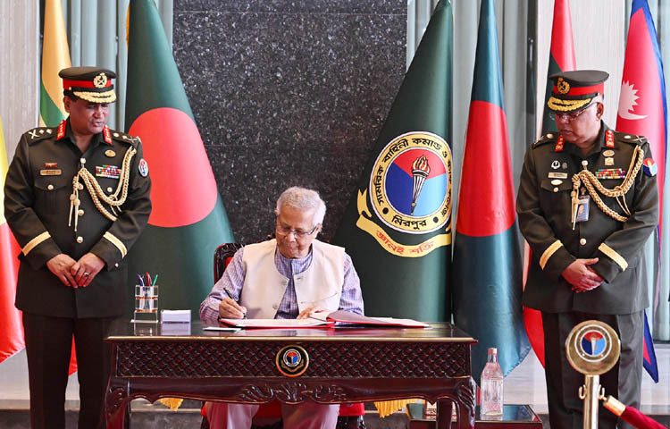 অন্তর্বর্তী সরকারের প্রধান উপদেষ্টা প্রফেসর ড. মুহাম্মদ ইউনূস আজ ঢাকায় মিরপুর সেনানিবাসে ডিফেন্স সার্ভিসেস কমান্ড অ্যান্ড স্টাফ কলেজে পরিদর্শন বইয়ে স্বাক্ষর করেন। ছবি: পিআইডি