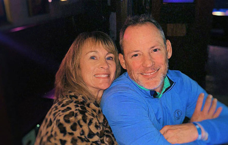 বিচ্ছেদের ছয় বছর পর আবার একসঙ্গে থাকতে শুরু করেন জুলি-স্কট। করোনার সময় সুরক্ষা বলয়ে একসঙ্গে থাকার ফলে তাদের বন্ধুত্ব আরও গাঢ় হয়। ছবি: সংগৃহীত