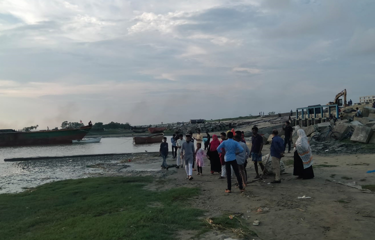 দুপুর গড়িয়ে বিকেলের শুরুতে মানুষের ভিড় বাড়তে থাকে। বিশেষ করে সাপ্তাহিক ছুটির দিনে (শুক্র ও শনিবার) পর্যটকের ভিড় যেন দ্বিগুন হয়ে যায়। তবে সুপার ডাইক নির্মাণ কাজের জন্য যাতায়াতে কিছুটা ভোগান্তি পোহাতে হচ্ছে। ছবি: এম মাঈন উদ্দিন