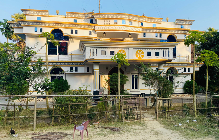 পাশাপাশি বাড়ির ভেতরে শখের বসে একটি সবজি বাগান করেছেন। এখানে শিম, ঢেঁড়স, আঁকড়ি, ধনিয়াপাতা, টমেটো, লাউ, মিষ্টি কুমড়া, বেগুন, কাঁচা মরিচ, শসা ইত্যাদি।  ছবি: এম মাঈন উদ্দিন