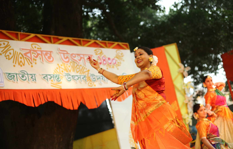 বসন্তকে কেন্দ্র করে চারুকলার বকুলতলায় লেগেছে উৎসবের হাওয়া। দলীয় নৃত্য, কবিতা আবৃতি ও বসন্তের আগমনী গানে চলছে বকুলতলার বসন্ত উৎসব। ছবি: মাহবুব আলম