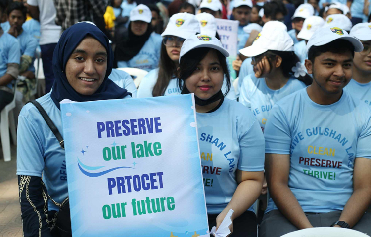 এসময় লেক পরিষ্কার কার্যক্রমে অংশ নেওয়া সবার প্রতি ধন্যবাদ ও কৃতজ্ঞতা প্রকাশ করেন তিনি। ছবি: মাহবুব আলম