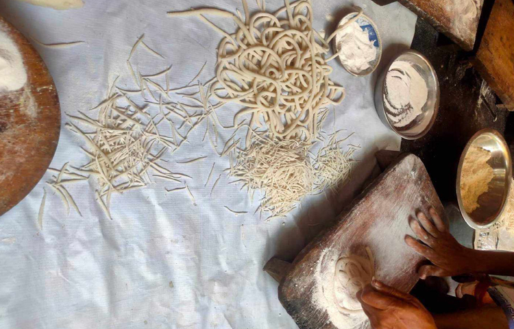 কেউ নকশী পিঠা, কেউ হাতে কাটা সেমাই, কেউ বাবুই ঝাঁক পিঠা বানান আবার কেউ এগুলো রোদে শুকান। ছবি: মঞ্জুরুল ইসলাম