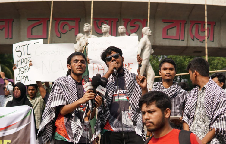 ৫ মে বিকেলে বিশ্ববিদ্যালয়ের রাজু ভাস্কর্যের পাদদেশে সংহতি সমাবেশ অনুষ্ঠিত হয়। পরে শিক্ষার্থীদের একটি বিক্ষোভ মিছিল রাজু ভাস্কর্য থেকে শুরু হয়ে শাহবাগ মোড় হয়ে পুনরায় রাজু ভাস্কর্যে এসে শেষ হয়। ছবি: হাসান আলী