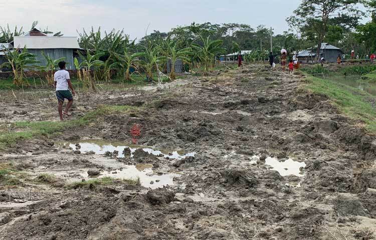 বরগুনার বিষখালী নদীর মাঝে জেগে ওঠা মাঝেরচরটিতে প্রাকৃতিক দুর্যোগের সঙ্গে লড়াই করে বসবাস করছে অসংখ্য পরিবার। ছবি: আরিফুর রহমান