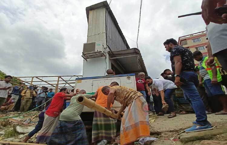 ফার্মের বিদ্যুৎ সংযোগ বিচ্ছিন্ন করার মাধ্যমে শুরু হয়েছে উচ্ছেদ অভিযান। ছবি: মাহবুব আলম