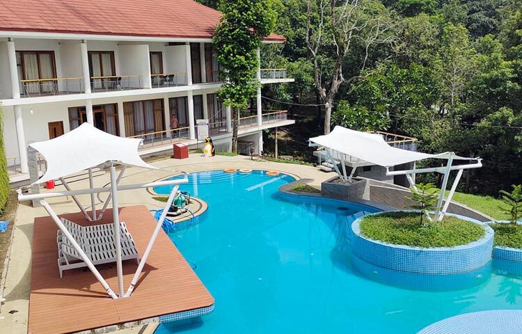 শ্রীমঙ্গলের নয়নাভিরাম টিলা এবং চা-বাগানে ঘেরা ২৫ একর জায়গাজুড়ে গড়ে উঠেছে শ্রীমঙ্গল টি রিসোর্ট অ্যান্ড মিউজিয়াম। শ্রীমঙ্গল শহর থেকে মাত্র ৪ কিলোমিটার দূরে শ্রীমঙ্গল-কমলগঞ্জ সড়কের পাশে ভাড়াউড়া চা-বাগানের কাছে রিসোর্টটির অবস্থান। মূলত পুরোনো একটি ব্রিটিশ বাংলোকে এ রিসোর্টে রূপান্তর করা হয়েছে। বাংলাদেশ চা বোর্ডের ব্যবস্থাপনায় বাণিজ্যিকভাবে রিসোর্টটি পরিচালনা করা হয়। রিসোর্টের টি মিউজিয়াম, টেনিস কোর্ট, ব্যাডমিন্টন কোর্ট, স্যুভেনির শপ, ক্যাফের সাজসজ্জায় রয়েছে এক অভিজাত ছোঁয়া। ছবির মতো সুন্দর রিসোর্টটির ইকনোমি রুমের ভাড়া শুরু হয় ২ হাজার টাকা থেকে এবং এসি বাংলোর কক্ষের ভাড়া ন্যূনতম ৮ হাজার টাকা সঙ্গে ১৫ শতাংশ ভ্যাট প্রযোজ্য। ছবি: ওমর ফারুক নাঈম